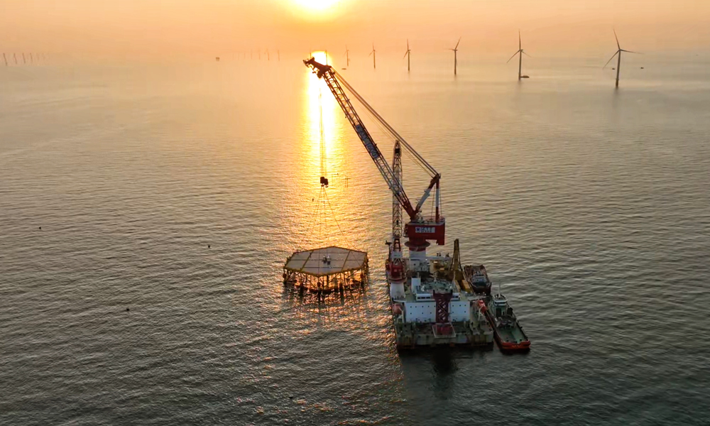 平臺將在海上開展長達一年的實地監測與實驗，為漂浮式光伏技術在海洋環境中的高效安全應用提供數據支撐，同時探索“海洋牧場”的融合發展，持續推進海洋立體化集約化開發與生態保護。