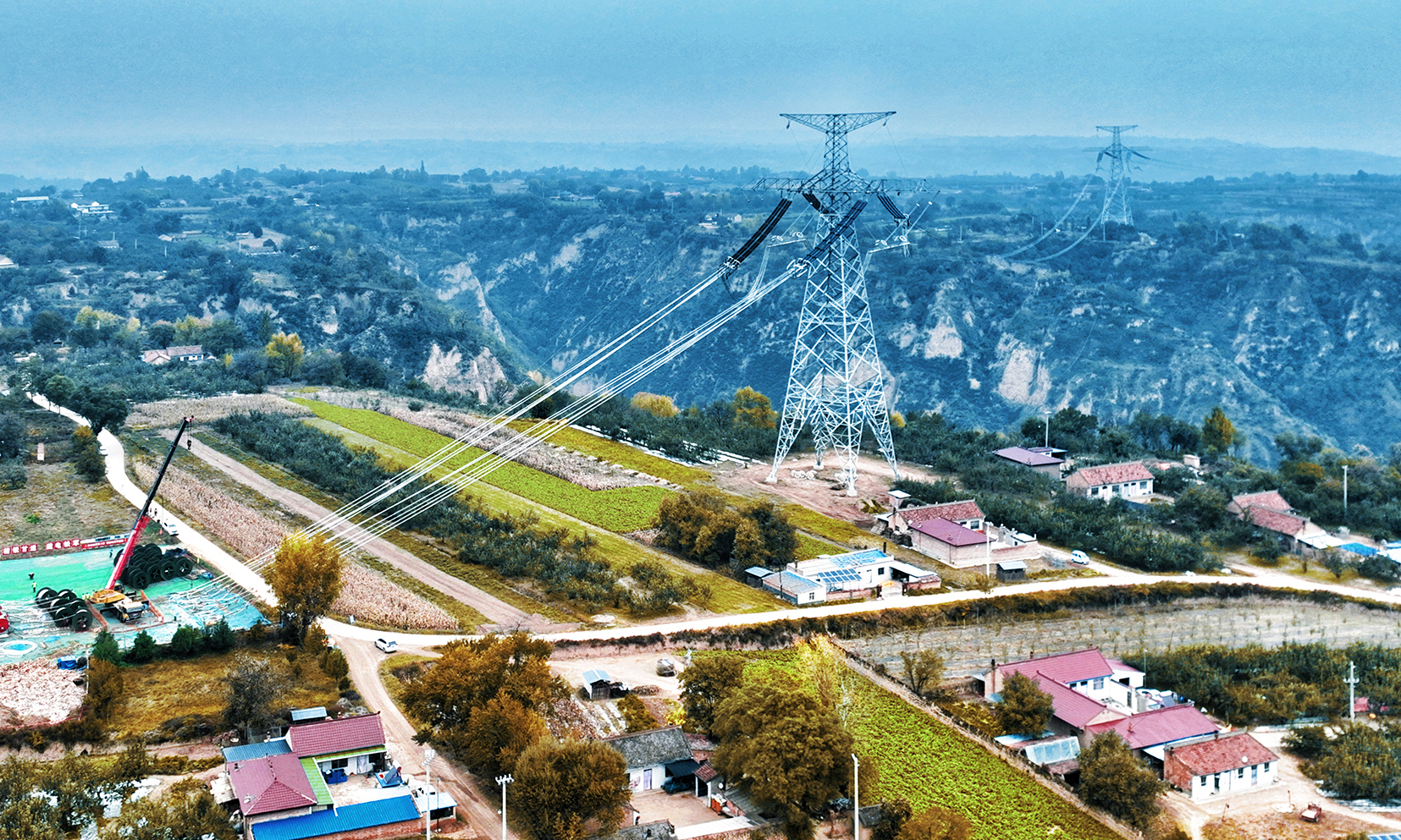 10月13日，在甘肅省慶陽市西峰區，隨著導線通過最后一組滑車，隴東—山東±800千伏特高壓直流輸電線路工程（甘肅段）貫通，比原計劃提前1個半月。