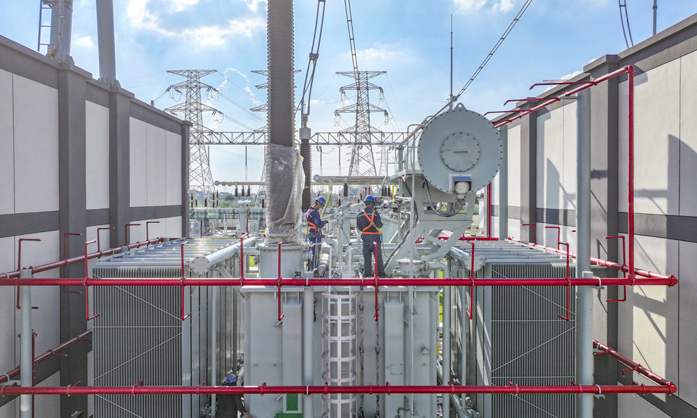 近日，國家電網江蘇送變電有限公司工作人員在開展工程投運前的自檢。