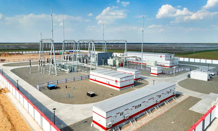 目前，項目1、2號升壓站已具備并網條件，其余升壓站正在進行電氣設備安裝調試，為并網做足準備，綠電將經由這里向遠方輸送。圖為近日拍攝的升壓站。