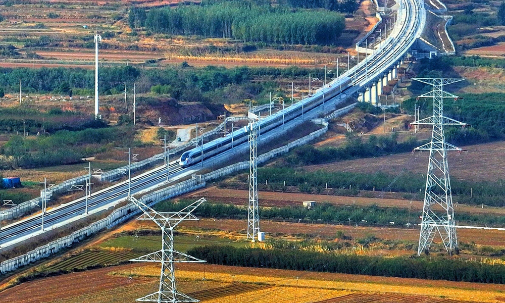 濰煙高鐵是國家“八縱八橫”高鐵網(wǎng)沿海通道的重要組成部分，全長237公里，途經(jīng)青島、煙臺、濰坊3市，線路走向環(huán)渤海灣，主要途經(jīng)煙臺北部地區(qū)，全線共設(shè)9座車站。濰煙高鐵的建成通車，結(jié)束了煙臺招遠(yuǎn)、萊州等縣不通高鐵的歷史，煙臺市進(jìn)入全域高鐵時代。