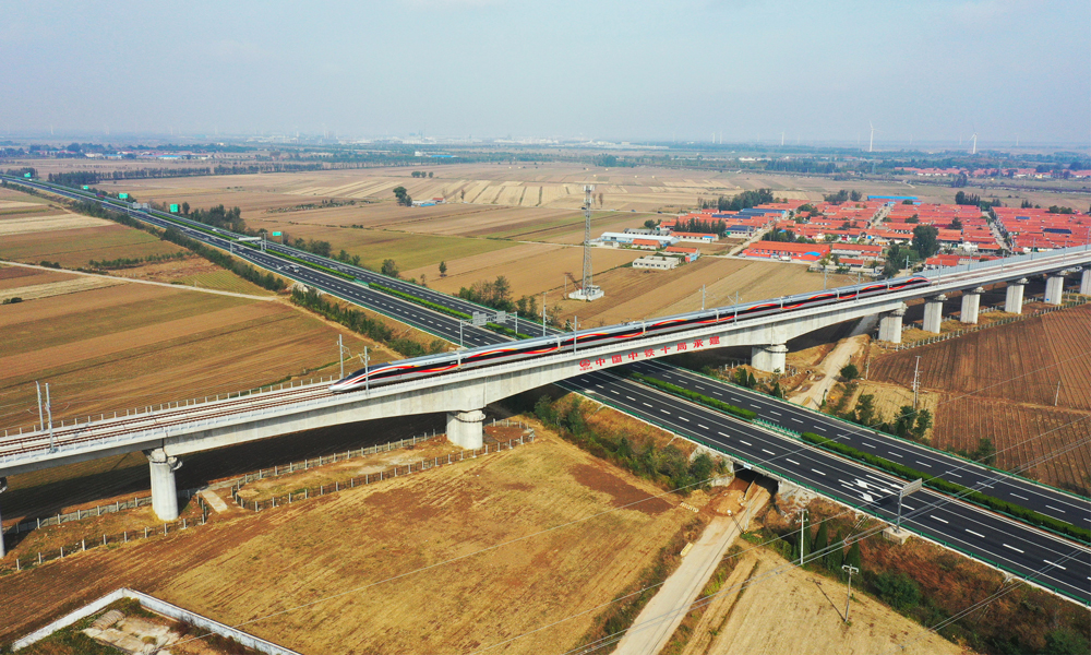 濰煙高鐵與已建成的青榮城際、濰榮高鐵互相串聯(lián)，至此山東省高鐵運(yùn)營里程達(dá)到3047公里，并成環(huán)運(yùn)行，對加快推進(jìn)山東半島城市群互聯(lián)互通，推動環(huán)渤海灣及沿海與內(nèi)陸地區(qū)融合發(fā)展具有重要作用。