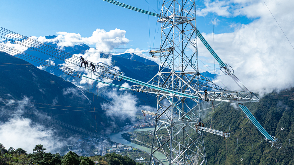 目前，川渝1000千伏特高壓交流輸電工程已進入貫通的最關鍵階段。該工程是我國西南地區(qū)首個特高壓交流工程，建成后將推動甘孜地區(qū)清潔水電輸送，為成渝地區(qū)雙城經濟圈建設提供強有力電能保障。圖為國家電網施工人員開展附件安裝作業(yè)。