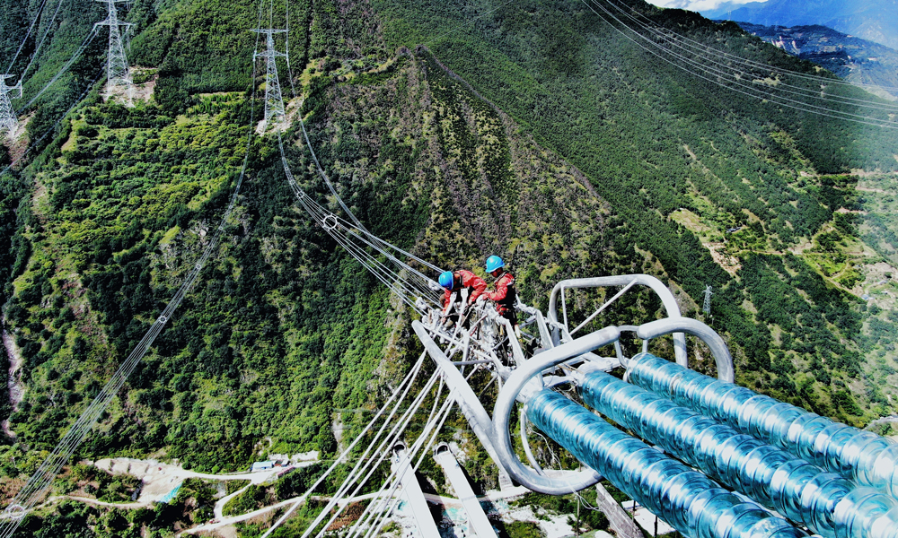 施工人員開展川渝1000千伏特高壓交流輸電工程引流導線防護裝置安裝作業(yè)。