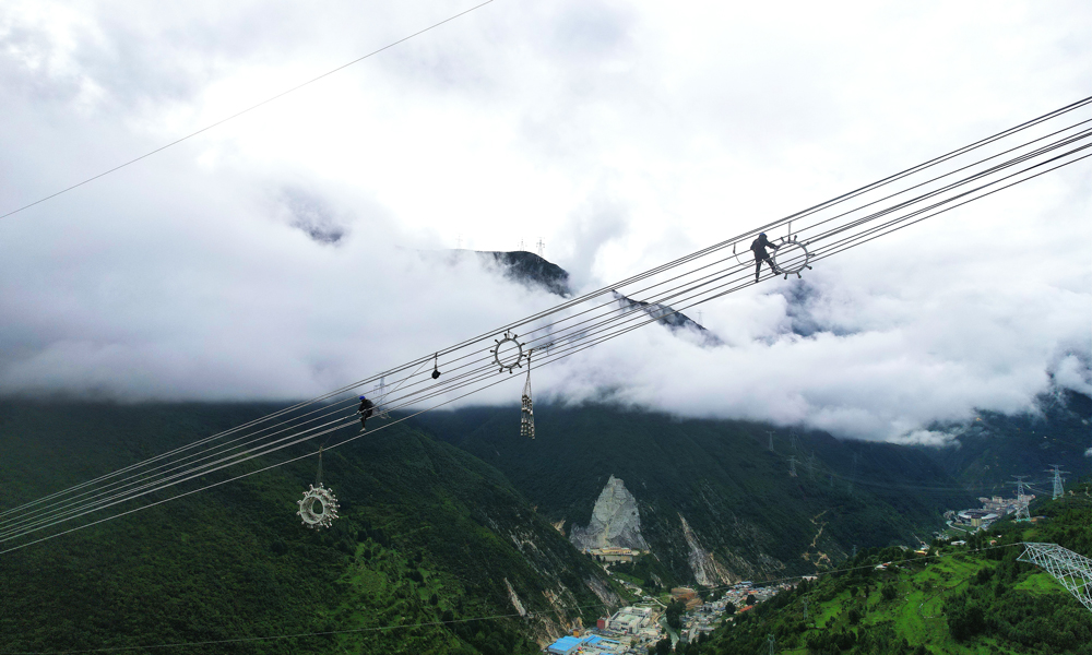 施工人員開展川渝1000千伏特高壓交流輸電工程高空走線驗收工作。
