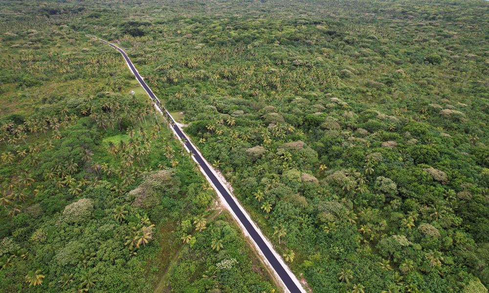 近日，中國中鐵旗下中鐵一局承建的中國援助紐埃環島公路升級項目正式移交紐埃政府。該項目于2023年4月開工，全長46.1公里，施工內容涵蓋環島路主線和內部連接線道路的路面修復升級、部分段落增設交通安全設施、停車場、人行道及照明等。