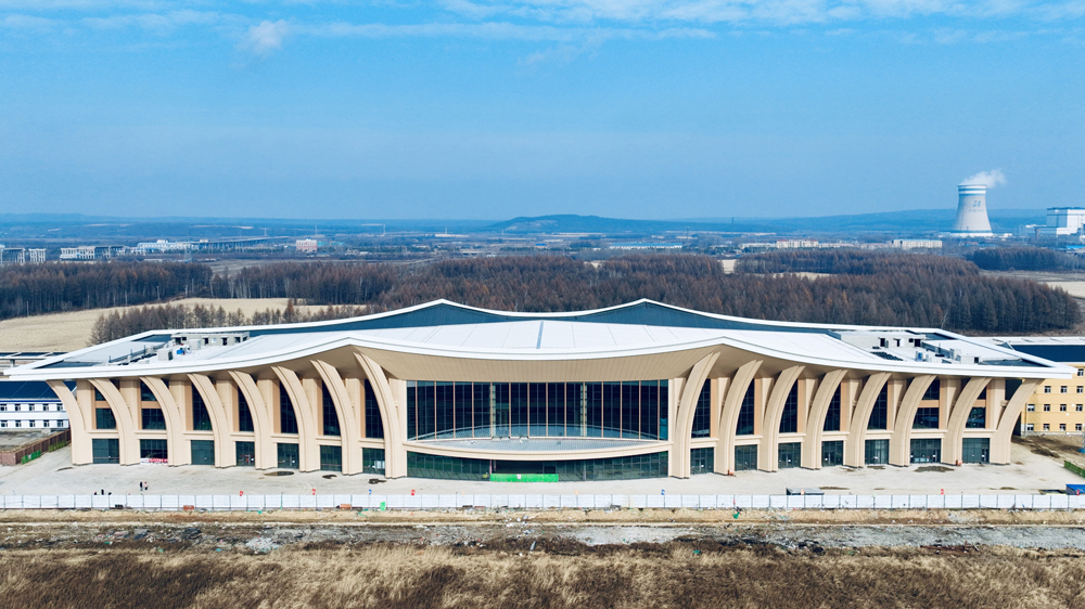 10月25日，由中國鐵建旗下中鐵建設(shè)承建、鐵五院監(jiān)理的我國在建最北高鐵站伊春西站外部裝飾裝修建設(shè)正式竣工，將進(jìn)入站房?jī)?nèi)部裝修施工階段，標(biāo)志著我國在建最北高鐵哈伊高鐵建設(shè)取得新突破。圖為伊春西站航拍全景。