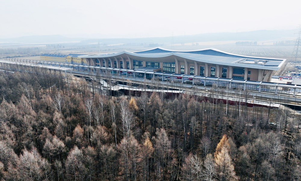 伊春西站是我國目前在建緯度最高、地域溫差最大的高鐵站房，也是哈伊高鐵全線規(guī)模最大站房。站房總建筑面積19985平方米，站臺(tái)總規(guī)模為2臺(tái)4線。該站外觀設(shè)計(jì)以“林海雪原 松韻龍騰”為主題，站房屋頂呼應(yīng)伊春周邊群山起伏的曲線，建筑立面采用白色漸變的橫向線條，既如紅松林的樹影婆娑，又塑造了萬里雪飄的北國意境。圖為伊春西站裝配式雨棚。