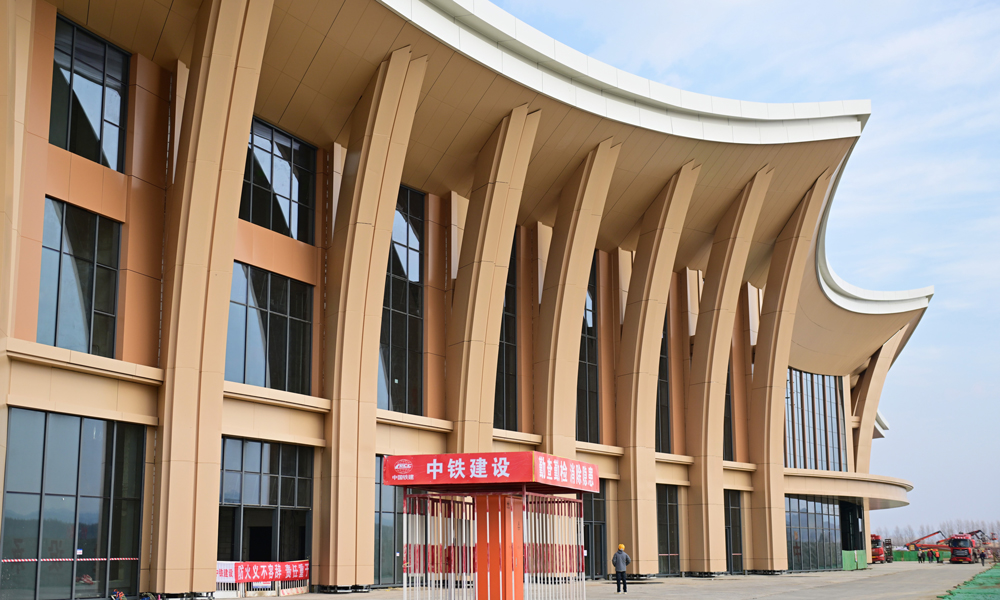 該站挑檐采用大跨度懸挑結(jié)構(gòu)，外挑結(jié)構(gòu)最大跨度13米，最大坡度近76度，挑檐外觀呈現(xiàn)“水波”造型，由中間4個(gè)高點(diǎn)分別向東西自然垂落，整體伸展長(zhǎng)度約209米。項(xiàng)目團(tuán)隊(duì)在站房建材配色、結(jié)構(gòu)設(shè)計(jì)和裝飾點(diǎn)綴等方面，吸納紅松、雪花、小興安嶺、松花江、伊春“春”字紋等地域元素，結(jié)合現(xiàn)代化鋁板鏤空雕刻、木紋轉(zhuǎn)印等工藝做法，細(xì)節(jié)呈現(xiàn)“林都”特色文化。圖為伊春站“水波”造型外立面。