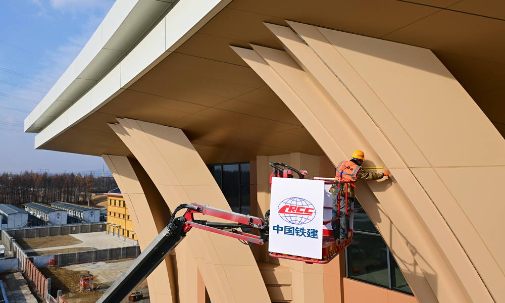 據(jù)悉，鐵哈伊高鐵建成后哈爾濱至伊春的旅客列車運(yùn)行時(shí)間將由現(xiàn)在的7小時(shí)左右縮短至2小時(shí)左右，對(duì)助力沿線主要城市群融入全國鐵路一張網(wǎng)、促進(jìn)區(qū)域經(jīng)濟(jì)協(xié)調(diào)發(fā)展具有重要意義。圖為外立面施工現(xiàn)場(chǎng)。