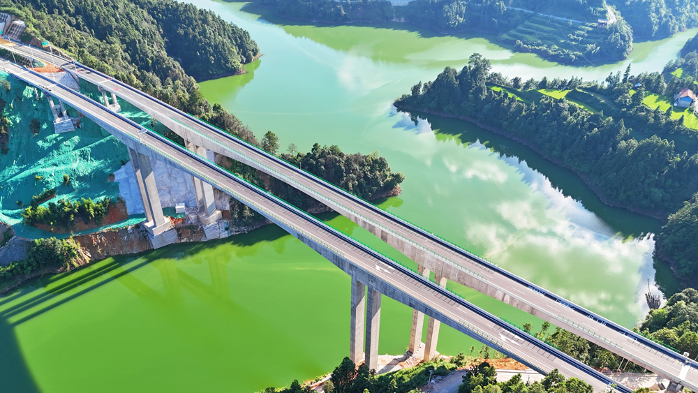 據(jù)介紹，工程沿線穿越復(fù)雜的喀斯特地貌和自然風(fēng)景區(qū)，包括南寨溪特大橋及小瑤光特大橋等多項(xiàng)重難點(diǎn)控制性工程，施工難度大、環(huán)保要求高。圖為劍黎高速小瑤光特大橋。