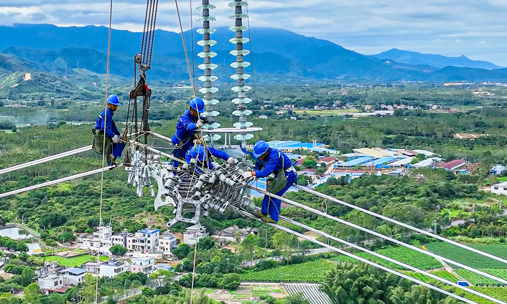 甲湖灣電廠擴(kuò)建接入系統(tǒng)工程旨在滿足汕尾甲湖灣電廠擴(kuò)建3號(hào)、4號(hào)機(jī)組發(fā)電送出需求，進(jìn)一步完善粵東片區(qū)電網(wǎng)架構(gòu)，提升粵東電力送往粵港澳大灣區(qū)承載力。工程計(jì)劃將于今年年底前全面建成投運(yùn)。