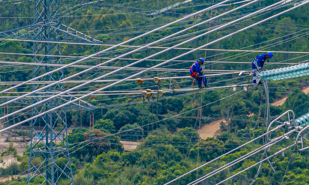 500千伏汕尾甲湖灣電廠機(jī)組擴(kuò)建接入系統(tǒng)工程組塔架線施工現(xiàn)場(chǎng)。