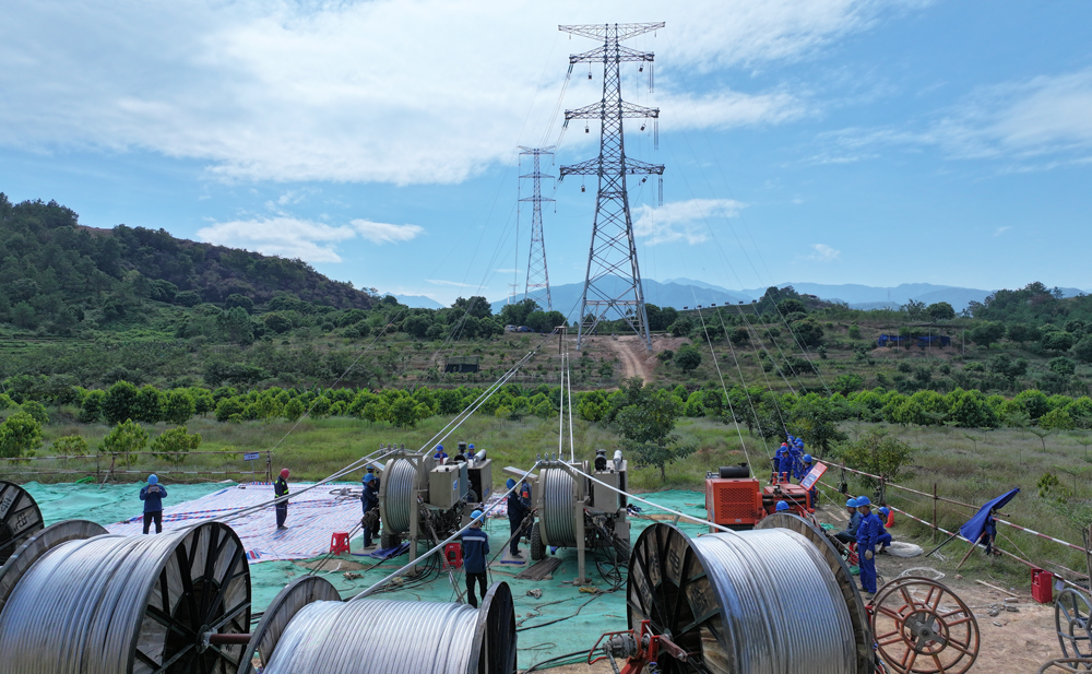 500千伏汕尾甲湖灣電廠機(jī)組擴(kuò)建接入系統(tǒng)工程組塔架線施工現(xiàn)場(chǎng)。