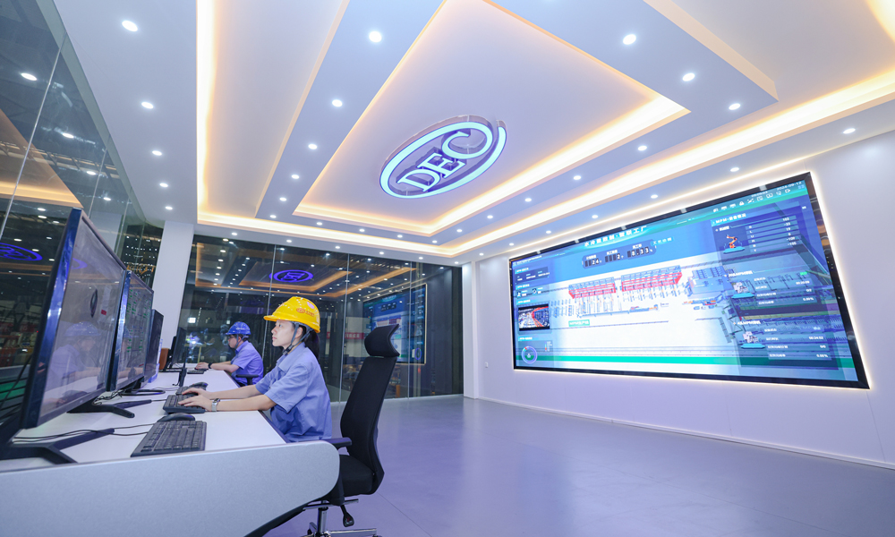 水冷壁數字化工廠融合了工業互聯網、工業機器人、機器視覺、大數據及人工智能等先進技術，試運行以來，實現設備數字化率達100%、在線檢測100%、材料利用率100%、自動排產100%、碳足跡覆蓋率100%、生產效率提高100%、人均產值提升5倍，0.9米每分鐘跑屏速度、20條焊縫同步跟蹤數據不斷被刷新，為生產提速、高效交付提供了堅實支撐。