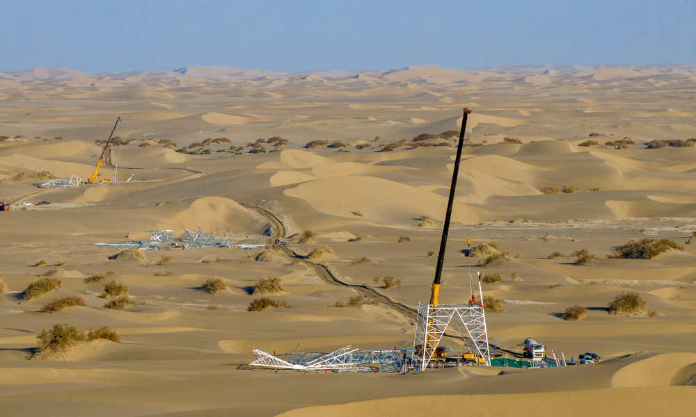 近日，山東送變電工程有限公司施工人員開展新疆750千伏且末—若羌輸電線路工程Ⅱ標段鐵塔組立作業(yè)。該標段線路長110.85千米，全線位于塔克拉瑪干沙漠，共計新建鐵塔225基。