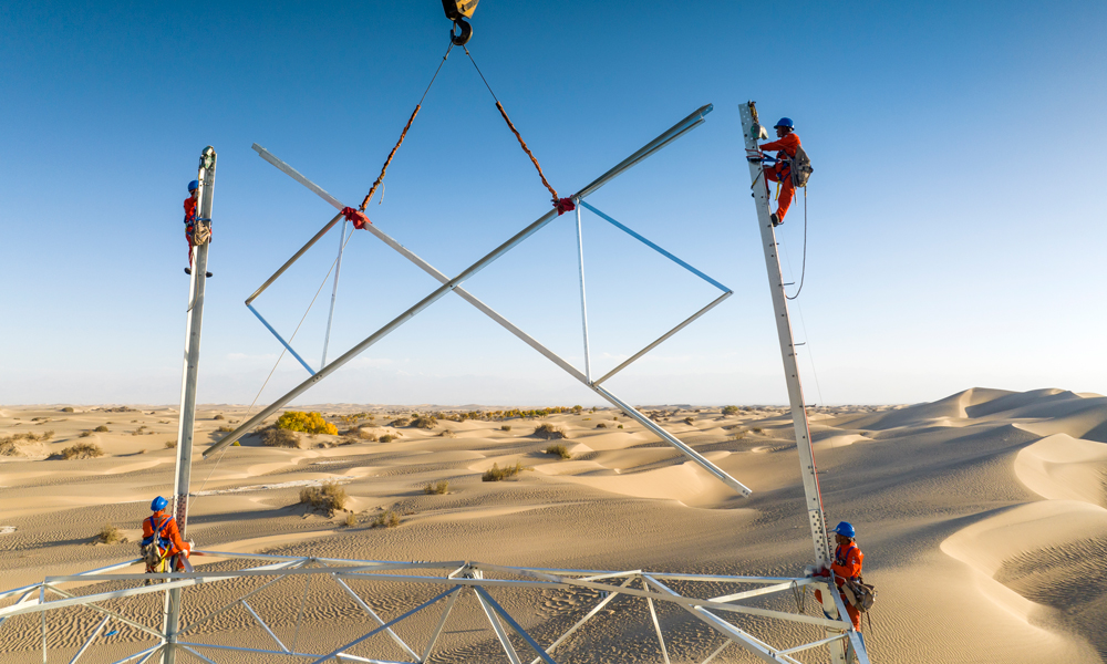 新疆750千伏且末—若羌輸電線路工程Ⅱ標段鐵塔組立作業(yè)現(xiàn)場。