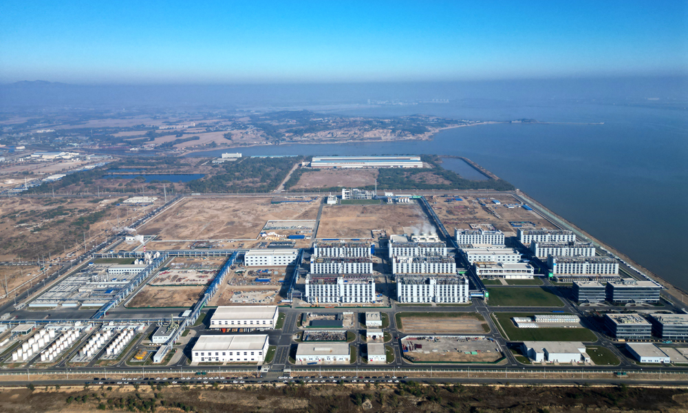 中國中化旗下揚農葫蘆島大型精細化工項目施工正酣。目前，一期一階段的5棟工藝主廠房已全部建成。其中，多效唑、菊酯、環己二酮3個生產車間已相繼開展試生產工作。同時，一期二階段的廠房建設和設備安裝已完成總體進度的50%，二階段項目計劃在2025年進入試生產。 