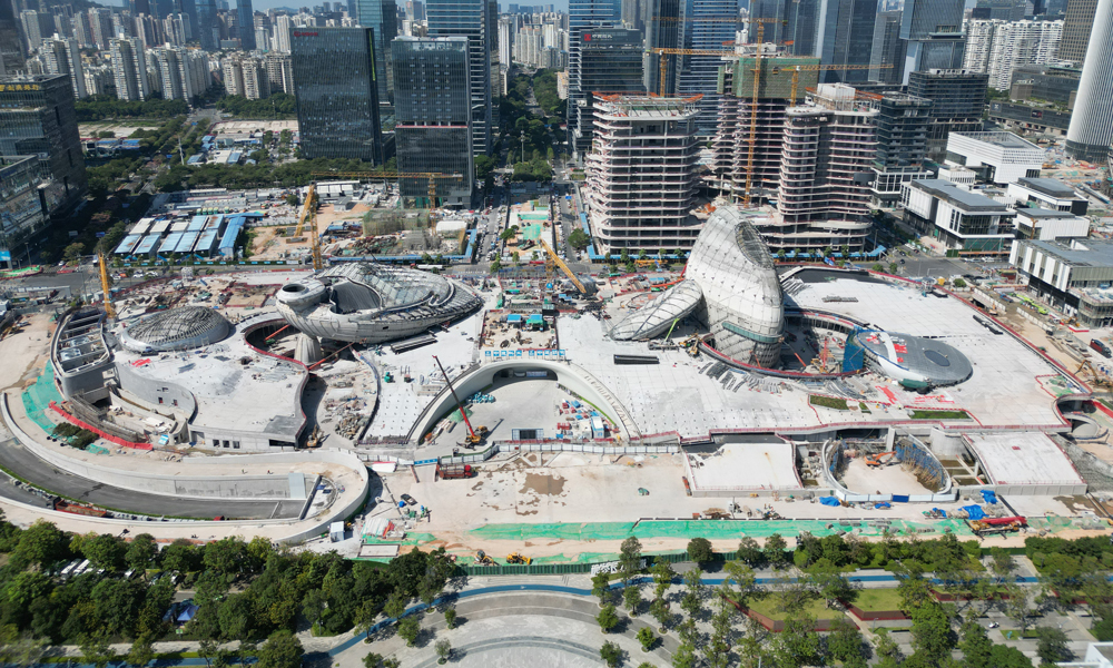 近日，由中國建筑旗下中建科工承建的深圳灣文化廣場項目主體結構封頂進入全面沖刺階段，項目位于深圳市南山區后海中心區，包括深圳創意設計館和深圳科技生活館，用地面積約5.08萬平方米，總建筑面積約18.8萬平方米，為深圳市重大文化設施。圖為項目航拍。