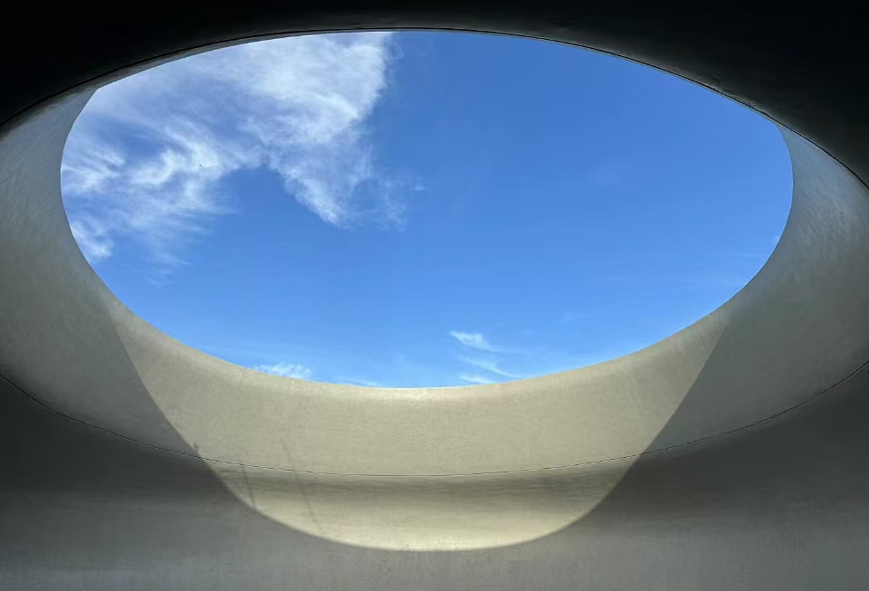 深圳灣文化廣場項目設計以海邊原石為靈感，呈現出一片原始的超現實的大地景觀。攝云石、懸云石等8個石頭形狀的建筑，也如同亙古不變的石群，相互倚靠，成為城市的精神標志。圖為項目望云石冥想空間清水混凝土施工成品效果。