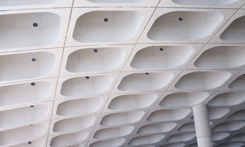 深圳灣文化廣場項目北館和南館均已如期實現主體結構全面封頂，正進行機電、幕墻、精裝、園林等專業施工，預計2025年全面建成交付。圖為項目密肋梁展廳清水混凝土施工成品效果。