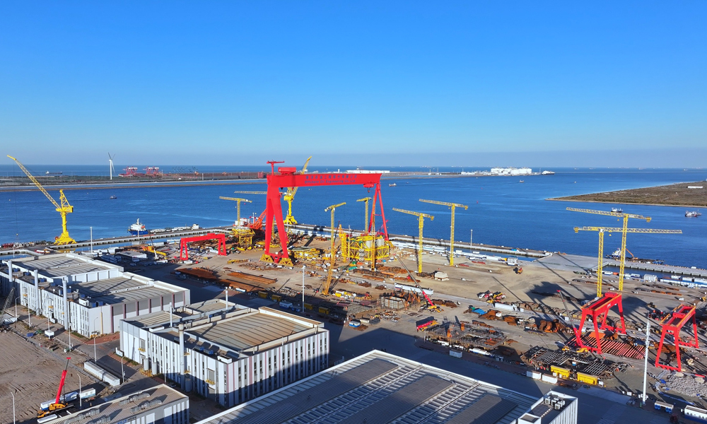 海油工程天津智能制造基地重點發展海洋油氣平臺等高端油氣裝備，致力于打造集海洋工程智能制造、油氣田運維智慧保障及海洋工程技術創新研發平臺等于一體的綜合性基地。基地分兩期建設，一期工程于2022年6月投入運營。二期工程于2023年7月啟動，經過15個月建設，新增制管作業車間、總裝場地出運通道及碼頭等關鍵設施。基地全面投產后，補全了我國海洋油氣裝備智能制造的產業鏈條，生產能力大幅提升。