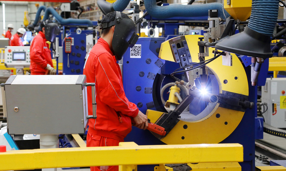 自一期工程投用以來，海油工程天津智能制造基地已完成35座海洋平臺建造，累計出貨超過8.7萬噸，產線整體工效提升近20%，總裝場地效率提升30%以上，有力推動我國海洋裝備制造從傳統“人力”模式向現代化“智能工廠”跨越。圖為基地生產車間。