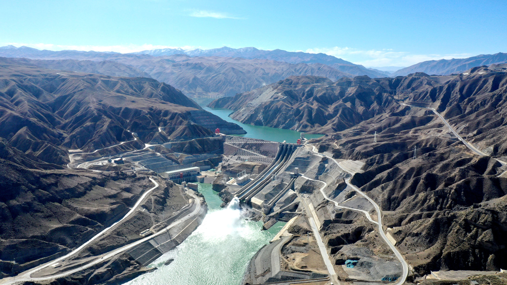 近日，國家電投黃河公司羊曲水電站首臺（2號）機組順利完成72小時試運行，正式并網發電，標志著電站工程建設向年底全容量并網發電目標邁出關鍵一步。電站安裝3臺40萬千瓦混流式水輪發電機組，總裝機容量120萬千瓦，?年平均發電量47.32億千瓦時，可滿足157.73萬個年用電量3000千瓦時的家庭正常用電需求。