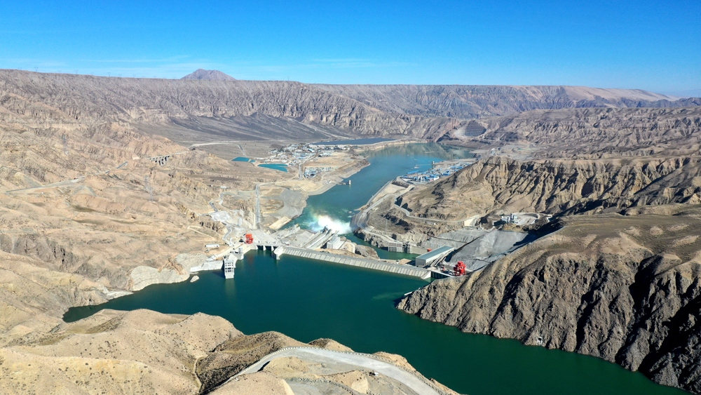 羊曲水電站是國家規劃建設的重點水電工程，位于青海省海南藏族自治州興海縣與貴南縣交界處，在國內首創采用鑲嵌混凝土面板堆石壩，可以大幅減少狹窄河谷趾板開挖量，同時也可以降低大壩的沉降量，為我國300米級高面板堆石壩建設提供了實踐經驗。