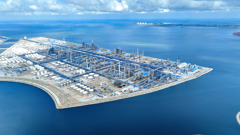 近期，中國建筑一批重點項目竣工。圖為裕龍島煉化一體化（一期）常減壓聯合裝置項目。該項目由中國建筑旗下中建安裝承建，是山東省重點項目項目，建設總面積8.86萬平方米，包括一套1000萬噸/年常減壓蒸餾裝置、一套1000萬噸/年常壓蒸餾裝置、兩套LPG回收裝置、兩套輕烴回收裝置、兩套脫硫醇裝置及配套工程，項目投產后可生產汽、煤、柴、船燃等產品，助力山東高端石化產業加速升級。