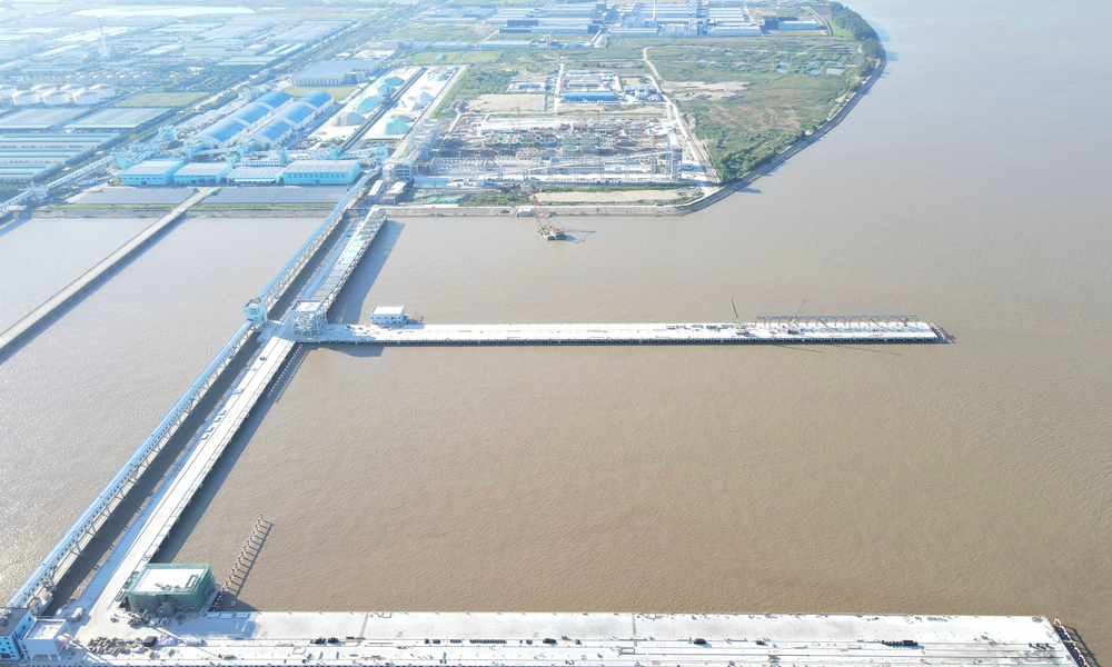 由中國建筑旗下中建港航局承建的南通港天生港區橫港沙作業區10萬噸級糧油泊位工程，是江蘇省重點工程，項目位于江蘇省南通市，建設“F”型碼頭1座、共布置1個10萬噸級通用泊位、1個3萬噸級通用泊位和7個5千噸級通用泊位，項目投用后提升長江沿線地區糧油中轉運輸能力，滿足后方糧油加工產業水運需求，助力提升南通港在長江沿線糧油轉運樞紐港地位。