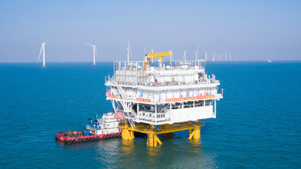 近日，隨著升壓站上部組塊與導管架精準對接，中國華能臨高海上風電項目海上升壓站順利完成吊裝，標志著海南省首臺海上升壓站主體結構建設完成，項目建設取得關鍵里程碑節點，為沖刺高質量并網、攻堅全容量投產奠定堅實基礎。