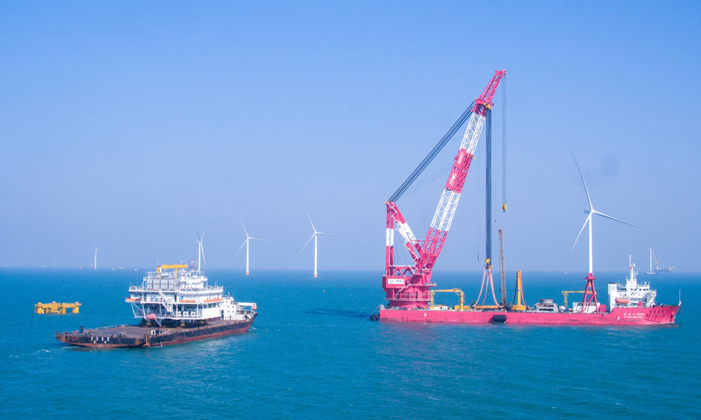 海上升壓站擔負著電力集中、電力送出、設備保護、監視控制等重任，是整個海上風電場的“心臟”。中國華能臨高海上風電項目建設人員克服海上大件運輸挑戰、臺風影響等重重困難，升壓站順利到達吊裝預備點。