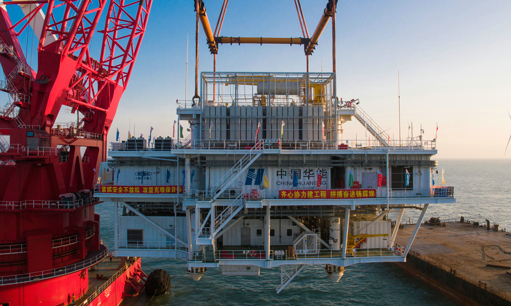 除了面對場址水深涌急、施工窗口短暫等困難，擺在建設人員眼前的還有受臺風影響，海上作業區仍存在較大涌浪及突風問題。為確保吊裝作業順利完成，中國華能海南公司積極協同各參建單位反復推敲，模擬吊裝環節進行全流程推演，不斷改進優化，編制專項施工方案，完成升壓站起吊、對接、就位等一系列施工工序，最終海上升壓站上部組塊與導管架精準對位合體。