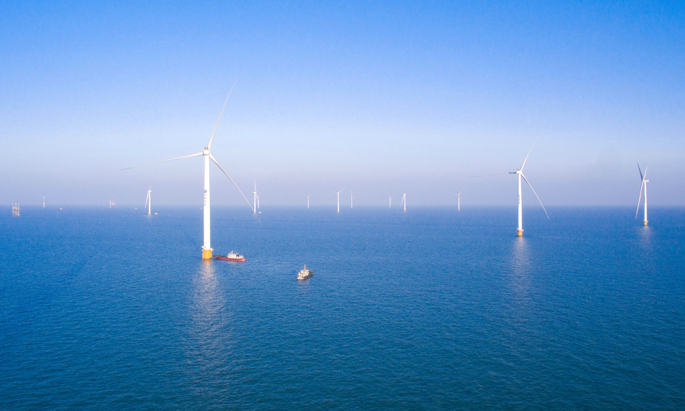 據悉，海上風電場“心臟”將于十二月正式跳動，匯集風電機組發出的電能傳輸至陸地，實現并網，在這個蔚藍的“書卷”上畫出向海圖強的優美篇章。