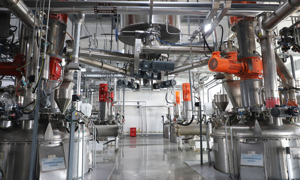 近日，我國首個一體化防腐涂料智能工廠累計完成防腐涂料生產(chǎn)超2800批次，產(chǎn)量突破10000噸，標志著中國海油中下游業(yè)務(wù)數(shù)字化轉(zhuǎn)型取得新的重要進展，為推動我國涂料工業(yè)向高端化、智能化方向發(fā)展注入新動能。該智能工廠由中國海油旗下海油發(fā)展公司常州院打造，于2023年1月投產(chǎn)，在國內(nèi)涂料行業(yè)首次實現(xiàn)了集批量線、柔性線、灌裝線“三線一體”的智能生產(chǎn)制造。趙書詩 攝