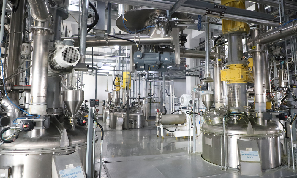 海水是腐蝕性較強的天然電解質(zhì)，鋼結(jié)構(gòu)在海洋環(huán)境中容易因海水腐蝕而大大縮短使用壽命，高效研發(fā)生產(chǎn)適用于極端苛刻環(huán)境的防腐涂料，對提高海上油氣生產(chǎn)平臺等大型鋼結(jié)構(gòu)裝備的抗腐蝕能力、保障安全生產(chǎn)具有重要意義。圖為防腐涂料智能工廠批量線。趙書詩 攝