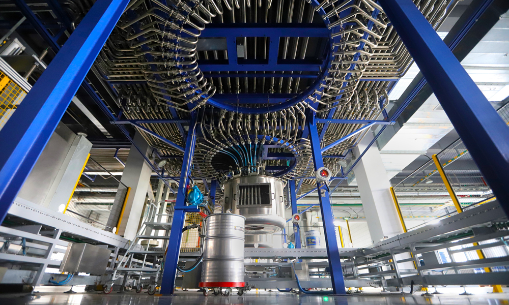 相較于傳統(tǒng)涂料工廠生產(chǎn)模式，這座裝上“智慧大腦”的數(shù)字化工廠可將生產(chǎn)效率提升2倍以上。近年來，工廠項目人員開展技術(shù)攻關(guān)，大幅提高了防腐涂料的生產(chǎn)質(zhì)效，在線接單、給出最優(yōu)排產(chǎn)方案、生產(chǎn)線全流程自動化運行、自動灌裝、智能調(diào)色……該智能工廠依托中國海油自主研發(fā)的生產(chǎn)管理數(shù)字化平臺打造了將智能排程系統(tǒng)，應(yīng)用于流程性生產(chǎn)制造的示范場景。圖為防腐涂料智能工廠柔性線。朱國利 攝