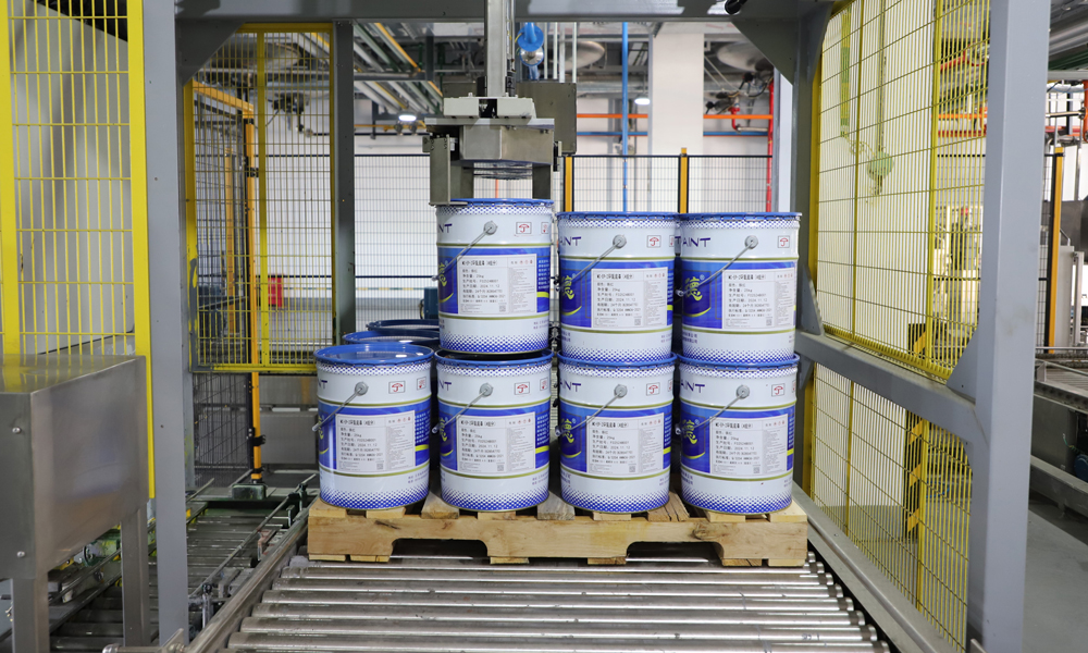 自投產(chǎn)以來，該智能工廠生產(chǎn)的防腐涂料已在渤中19-6氣田生產(chǎn)平臺、深遠海浮式風(fēng)電平臺“海油觀瀾號”等大型海洋裝備上廣泛應(yīng)用，成為“大國重器”穩(wěn)立藍海的重要支撐力量。進入四季度，海油發(fā)展公司常州院錨定目標，聚力提高防腐涂料生產(chǎn)質(zhì)效，向著全年生產(chǎn)任務(wù)目標沖刺。圖為正在進行堆垛的防腐涂料產(chǎn)品。朱國利 攝