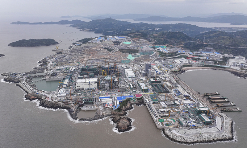 11月13日，位于浙江省溫州市蒼南縣的中廣核浙江三澳核電項目1號機組冷態功能試驗圓滿成功，標志著該機組從安裝階段邁向調試階段。冷態功能試驗是核電站建設的關鍵節點。三澳核電項目規劃建設6臺“華龍一號”機組。圖為空中俯瞰建設中的中廣核浙江三澳核電項目（無人機照片）。新華社發（蘇巧將 攝）