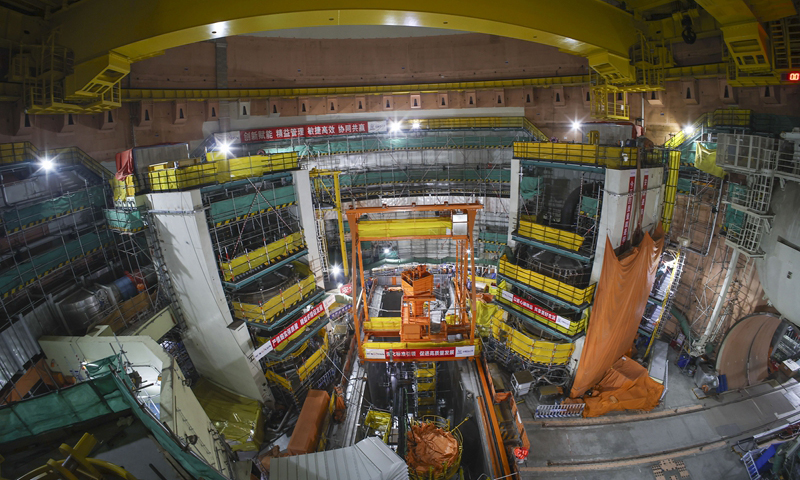 11月13日，在浙江省溫州市蒼南縣中廣核浙江三澳核電項目1號機組處，工作人員在檢查機柜。新華社發（蘇巧將 攝）