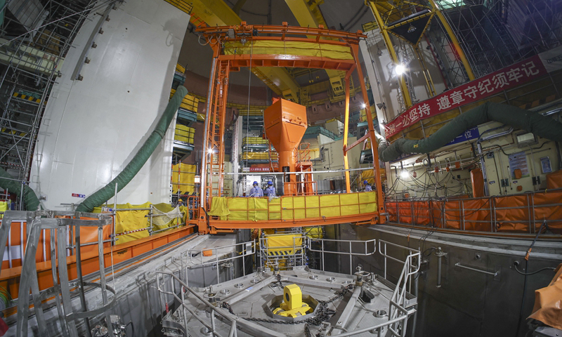 11月13日，在浙江省溫州市蒼南縣中廣核浙江三澳核電項目1號機組處，工作人員在檢查機柜。新華社發（蘇巧將 攝）