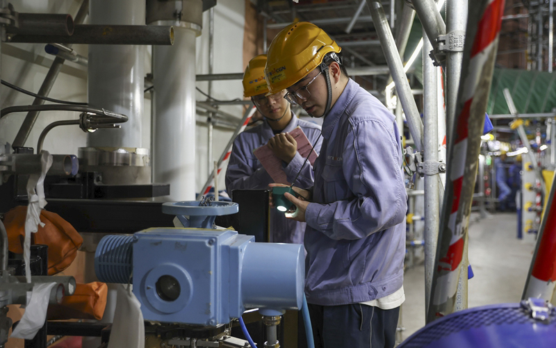 11月13日，在浙江省溫州市蒼南縣中廣核浙江三澳核電項目1號機組處，運行人員進行冷試邊界隔離。新華社發（蘇巧將 攝）