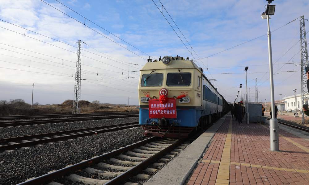 近日，隨著蒙根塔拉至大板段鐵路電氣化開通運(yùn)營(yíng)，中國(guó)中鐵旗下中鐵電氣化局牽頭改造施工的集寧至通遼鐵路（簡(jiǎn)稱集通鐵路）全線進(jìn)入電氣化時(shí)代。集通鐵路途經(jīng)內(nèi)蒙古烏蘭察布、錫林郭勒、赤峰、通遼4個(gè)盟市13個(gè)旗縣，西與京包、集二鐵路相連，向東接入通遼樞紐，是連接我國(guó)東北、華北、西北地區(qū)的重要鐵路干線，于1995年12月建成通車，原為單線非電氣化鐵路，全長(zhǎng)943公里。