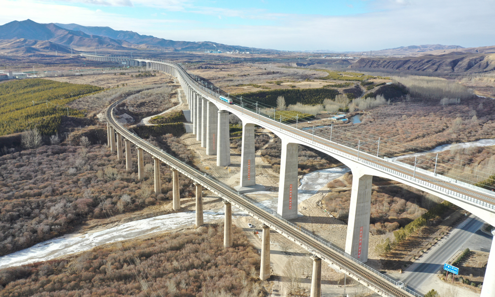 改造施工中，為集通鐵路新建了克什克騰隧道、經(jīng)棚隧道等7座隧道和熱水湯大橋、多倫河特大橋等29座橋梁，將大曲線路段“彎道取直”，自然縱坡由過(guò)去的最大20‰減小為最大不超過(guò)13‰，列車不再需要曲折回環(huán)爬坡，進(jìn)一步提升了客貨列車運(yùn)行時(shí)速。