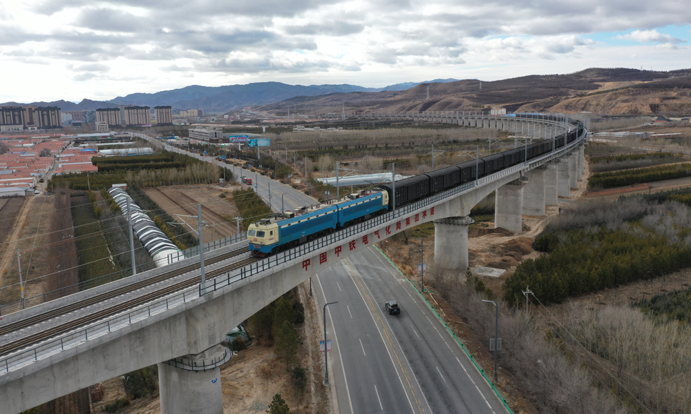 如今，集通鐵路全線為雙線電氣化鐵路，共設(shè)35個(gè)車站，其中林西、嘎拉德斯汰和經(jīng)棚西3 座車站為新建站。按照分區(qū)施工、分段開通運(yùn)營(yíng)的方式，集通鐵路電氣化集寧至好魯庫(kù)段于2023年2月開通、好魯庫(kù)至蒙根塔拉段于2023年11月開通、大板至哲里木段于今年10月開通。蒙根塔拉至大板段開通運(yùn)營(yíng)后，實(shí)現(xiàn)與相鄰路網(wǎng)的牽引動(dòng)力匹配、跨線列車直通運(yùn)輸。待運(yùn)行圖調(diào)整后，集通鐵路旅客列車時(shí)速將由65公里提高至120公里；年貨運(yùn)能力將從過(guò)去的3600萬(wàn)噸提升至8000多萬(wàn)噸。