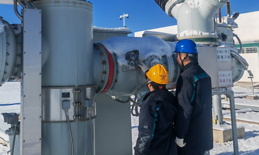 雪后氣溫較低，運維人員巡視110千伏開關設備SF6氣體壓力。