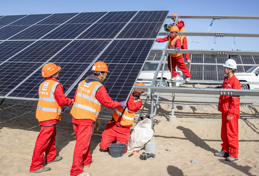 據了解，該項目建成后，年平均發電量為205.3323萬兆瓦時，項目投運后每年可節約標煤61.7萬噸，相應每年可減排二氧化碳約160萬噸。項目對于增強巴州地區電網穩定性，帶動當地經濟發展，具有重大意義，社會效益、經濟效益和環保效益十分顯著。圖為施工人員安裝光伏面板。