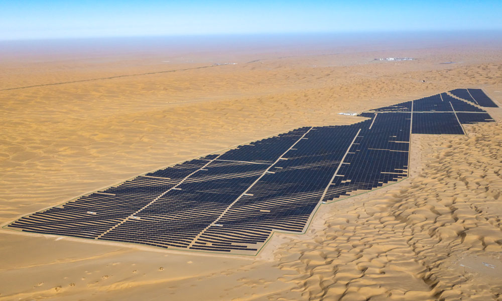 目前，塔里木油田公司先后獲取新能源指標465萬千瓦，除正在建設中的上庫高新區低碳轉型130萬千瓦光伏項目外，已經建成巴州尉犁縣10萬千瓦、且末縣10萬千瓦和喀什葉城縣50萬千瓦、伽師縣60萬千瓦4個光伏項目，年綠電發電能力為24億千瓦。圖為地處塔克拉瑪干沙漠腹地的且末縣10萬千瓦光伏發電項目，該項目累產綠電超過2億千瓦時。  