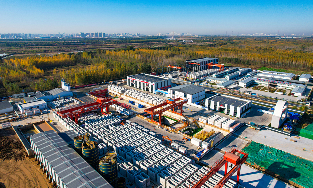 濟南黃崗路穿黃隧道工程是構建南北向跨黃河的大通道之一，將助力濟南主城區(qū)與新舊動能轉換起步區(qū)互聯(lián)互通，有力推進起步區(qū)建設全面提速，促進濟南從“大明湖時代”邁向“黃河時代”，為黃河流域生態(tài)保護和高質量發(fā)展提供有力支持。圖為項目管片預制基地。